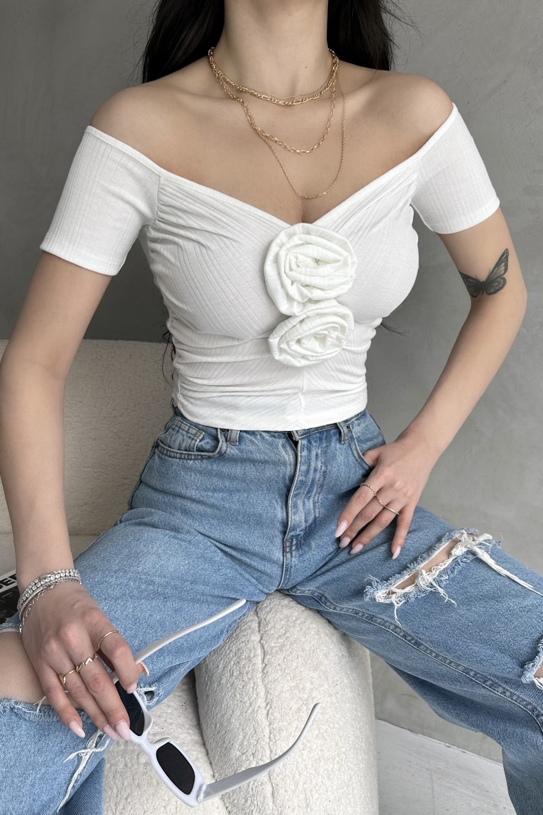Kayık Yaka Gül Detaylı Crop Bluz - Görsel 2