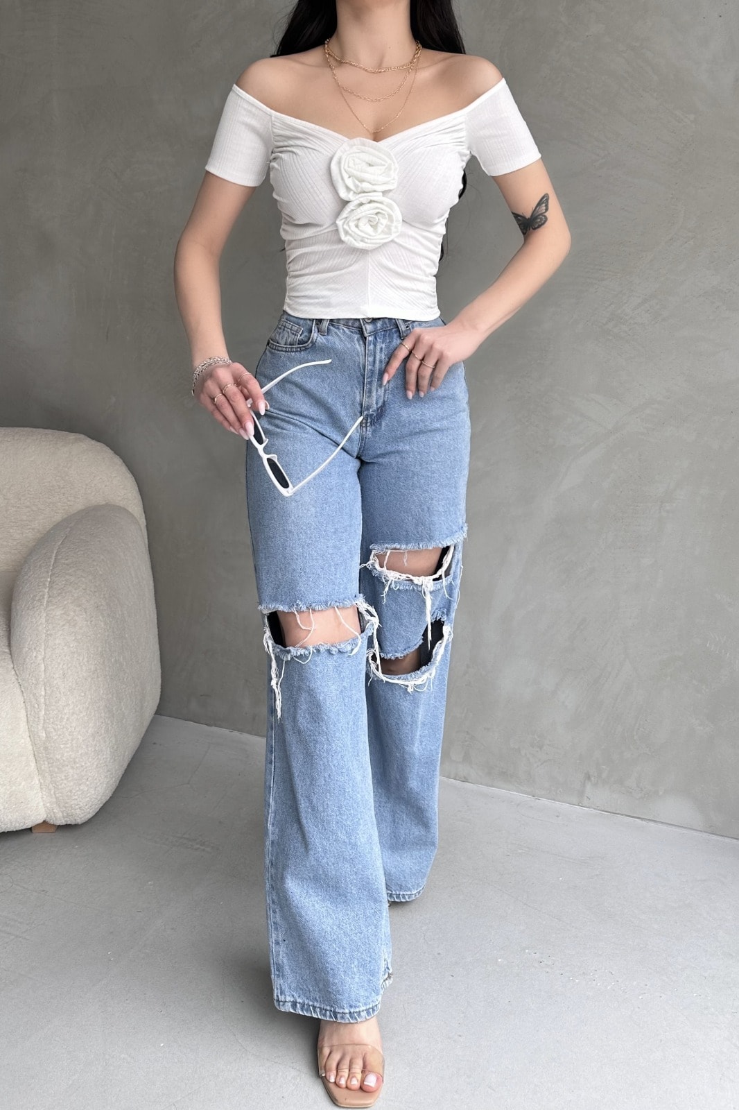Kayık Yaka Gül Detaylı Crop Bluz - Görsel 3